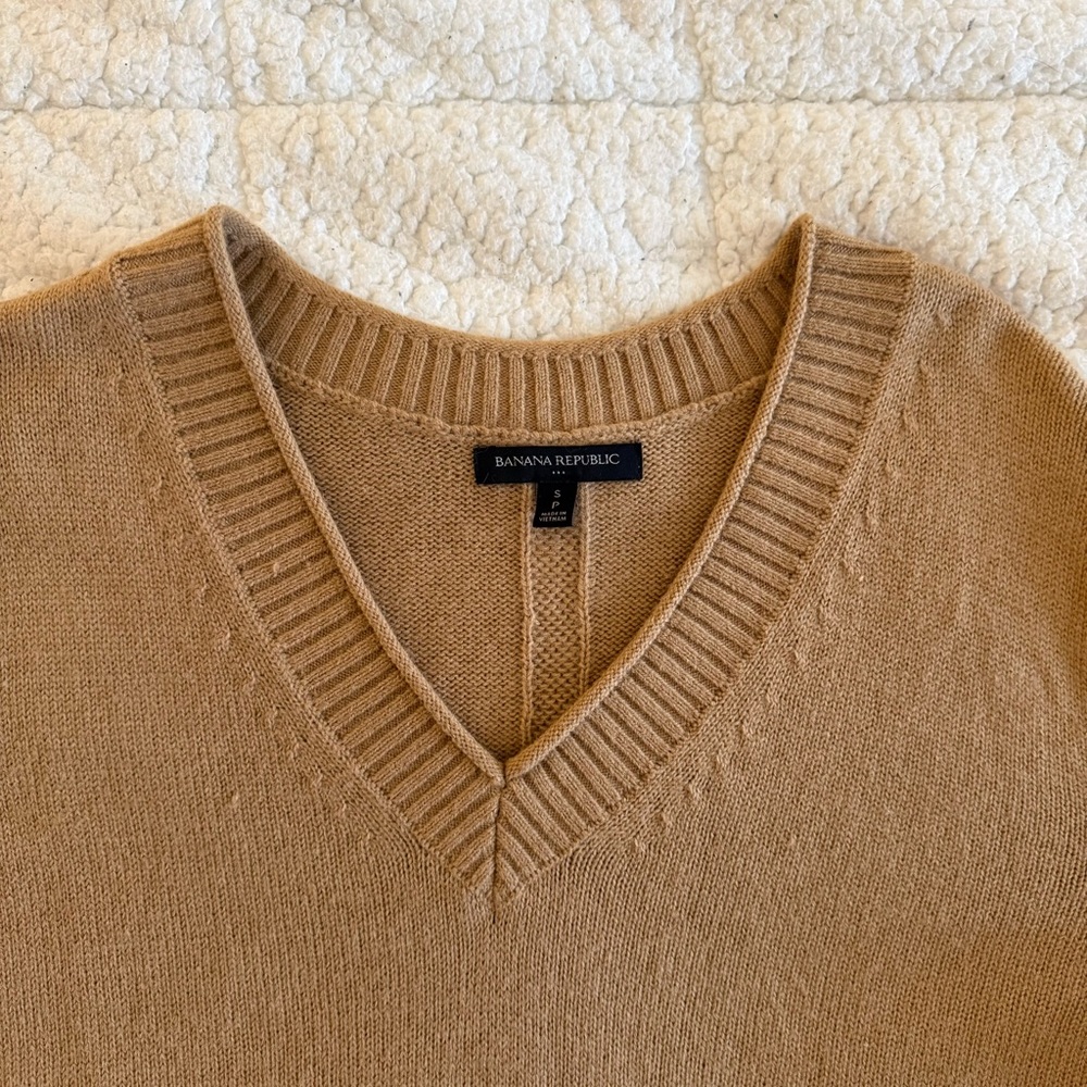 Banana Republic Women’s V-Neck Sweater in Camel - Picture 3 of 6
